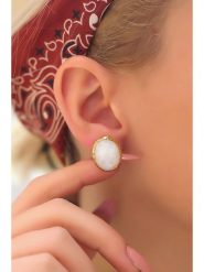 Pierres delicates Pozłacane kolczyki-wkrętki z kamieniami księżycowymi rozmiar: onesize. Żółte kolczyki Pierres delicates, z kamieniem księżycowym, pozłacane. Za 43.99 zł.