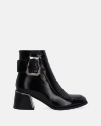 KLASYCZNE CZARNE BOTKI ZE SKÓRY LAKIEROWANEJ 300016 BLACK. Czarne botki Venezia, bez wzorów, ze skóry, klasyczne, bez obcasa, bez zapięcia. Za 399.00 zł.