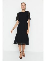 Trendyol Sukienka w kolorze czarnym rozmiar: 42. Czarne sukienki Trendyol, bez wzorów, bez kołnierzyka, bez ramiączek, midi, rozkloszowane. Za 102.95 zł.