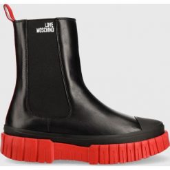 Love Moschino sztyblety damskie kolor czarny na platformie. Czarne botki Love Moschino, bez wzorów, z okrągłym noskiem, bez obcasa, na platformie, bez zapięcia. Za 1,089.90 zł.