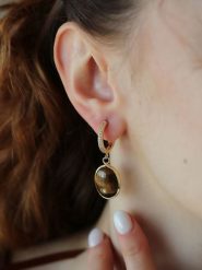 Pierres delicates Pozłacane kolczyki-kreole z tygrysim okiem i cyrkoniami rozmiar: onesize. Brązowe kolczyki Pierres delicates, z cyrkonią, pozłacane. Za 43.99 zł.