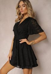 Czarna Rozkloszowana Sukienka z Dekoltem Zapinanym na Napy Tarae. Czarne sukienki Renee, na co dzień, l, bez wzorów, eleganckie, bez kołnierzyka, bez ramiączek, mini, kopertowe. W wyprzedaży za 135.99 zł.