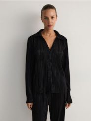 Koszula z plisowanej dzianiny - czarny. Czarne koszule Reserved, l, bez wzorów, z dzianiny, bez kołnierzyka, bez ramiączek. W wyprzedaży za 39.99 zł.