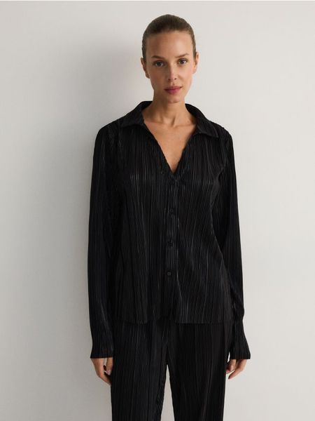 Koszula z plisowanej dzianiny - czarny. Czarne koszule Reserved, l, bez wzorów, z dzianiny, bez kołnierzyka, bez ramiączek. W wyprzedaży za 39.99 zł.