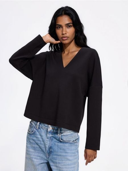 Bluza z dekoltem V - czarny. Czarne bluzy Reserved, l, bez wzorów, z bawełny, bez ramiączek, bez kaptura. Za 89.99 zł.