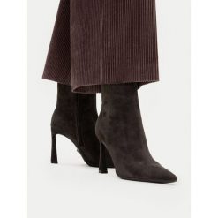 Botki GINO ROSSI. Brązowe botki Gino Rossi, bez wzorów, bez obcasa, na słupku, bez zapięcia. Za 479.99 zł.