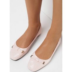 Różowe Balerinki Achedeia. Czerwone baleriny Born2be, z aplikacjami, ze skóry, eleganckie, bez obcasa, na płaskiej podeszwie, bez zapięcia. W wyprzedaży za 51.99 zł.