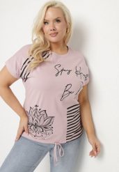 Jasnofioletowy T-shirt Ozdobiony Napisem i Paskami Olirvenia. Fioletowe t-shirty Born2be, xl, bez wzorów, z jeansu, casualowe, bez kołnierzyka, bez ramiączek. Za 69.99 zł.