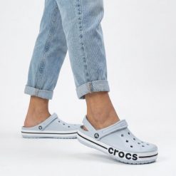 Klapki chodaki damskie sportowe Crocs BAYABAND CLOG. Białe klapki Crocs, bez wzorów, z materiału, eleganckie, bez obcasa, bez zapięcia. Za 219.00 zł.