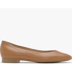 Baleriny z ozdobnym wycięciem na cholewce AUDREY. Brązowe baleriny Ryłko, bez wzorów, ze skóry, bez obcasa, na płaskiej podeszwie, bez zapięcia. Za 249.99 zł.