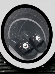 Klapki Myszka Miki - czarny. Czarne klapki Sinsay, bez wzorów, bez obcasa, bez zapięcia. Za 39.99 zł.