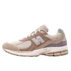 Buty do chodzenia dla dorosłych New Balance 2002R Driftwood Sandstone. Brązowe buty do biegania New Balance, bez wzorów, z materiału, bez zapięcia, do biegania. Za 1,504.43 zł.