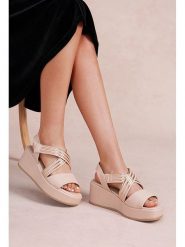 Foreverfolie Sandały w kolorze beżowym na koturnie rozmiar: 38. Brązowe sandały Foreverfolie, bez wzorów, z otwartym noskiem, bez obcasa, na koturnie, bez zapięcia. Za 113.99 zł.