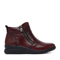 Botki Rieker. Czerwone botki Rieker, bez wzorów, bez obcasa, na koturnie, bez zapięcia. Za 399.99 zł.