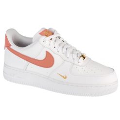 Buty sportowe Sneakersy damskie, Air Force 1 07 Essential. Białe buty sportowe lifestyle Nike, bez wzorów, ze skóry, casualowe, bez zapięcia, Nike Air Force. Za 499.99 zł.