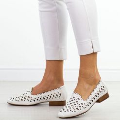 Białe ażurowe półbuty damskie Jezzi Asa222-8. Białe półbuty wsuwane Jezzi, na jesień, w ażurowe wzory, ze skóry, eleganckie, bez obcasa, na płaskiej podeszwie. Za 209.00 zł.