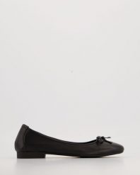 KLASYCZNE BALERINY 10201 BLACK. Czarne baleriny Venezia, bez wzorów, ze skóry, klasyczne, bez obcasa, bez zapięcia. Za 169.00 zł.