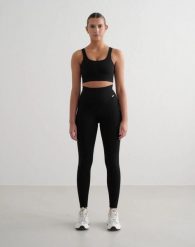 Damskie legginsy prążkowane bezszwowe, wydłużone, wysoki stan, czarne. Czarne legginsy AIM'N, bez wzorów, z elastanu, długie. Za 260.00 zł.