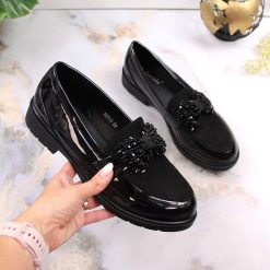 Półbuty damskie lakierowane z ozdobą czarne S.Barski OLI170. Czarne mokasyny S.BARSKI, z aplikacjami, z lakierowanej skóry, eleganckie, bez obcasa. Za 149.99 zł.