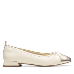 Baleriny Clarks. Brązowe baleriny Clarks, bez wzorów, bez obcasa, bez zapięcia. Za 259.99 zł.