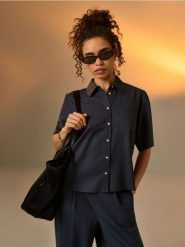 Wiskozowa koszula z krótkim rękawem z domieszką lnu - niebieski. Niebieskie koszule Sinsay, l, bez wzorów, z wiskozy, bez kołnierzyka, bez ramiączek. Za 39.99 zł.