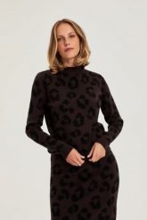 Sweter w panterkę brązowy. Brązowe swetry MOODO, l, bez wzorów, z poliamidu, bez ramiączek. Za 139.99 zł.