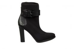 Botki Calvin Klein July Black 098033, Czarny, Skóra naturalna - 37. Czarne botki Calvin Klein, bez wzorów, z gumy, eleganckie, bez obcasa, na słupku, bez zapięcia. W wyprzedaży za 349.00 zł.