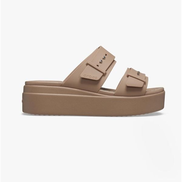 Klapki damskie Crocs BROOKLYN BUCKLE LOWWDG. Brązowe klapki Crocs, bez wzorów, bez obcasa, bez zapięcia. W wyprzedaży za 229.00 zł.
