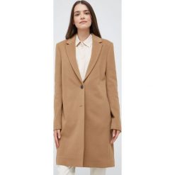Calvin Klein płaszcz wełniany kolor beżowy przejściowy. Brązowe płaszcze Calvin Klein, bez wzorów, z wełny, klasyczne, bez kaptura. Za 1,699.90 zł.