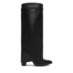 Kozaki DeeZee. Czarne kozaki DeeZee, bez wzorów, bez obcasa, na słupku, bez zapięcia. Za 249.99 zł.