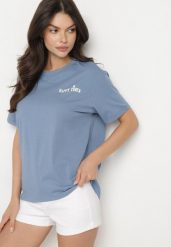 Niebieski Bawełniany T-shirt Oversize Fillaria. Niebieskie t-shirty Born2be, m, z aplikacjami, z bawełny, klasyczne, bez kołnierzyka, bez ramiączek. W wyprzedaży za 46.74 zł.