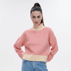 Sweter w jodełkę - Różowy. Czerwone swetry Cropp, l, bez wzorów, z dzianiny, bez ramiączek. Za 119.99 zł.