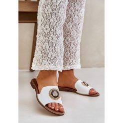 Lewski Shoes Skórzane Klapki Z Ozdobą Na Płaskim Obcasie Lewski 3047/O Białe. Białe klapki z aplikacjami, ze skóry, casualowe, bez obcasa, na płaskiej podeszwie, bez zapięcia. Za 432.39 zł.