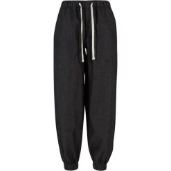 Damskie spodnie dresowe Urban Classics. Czarne spodnie sportowe Urban Classics, bez wzorów, z bawełny, długie, do biegania. Za 147.00 zł.