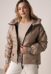 Ciemnobeżowa Przejściowa Kurtka Pikowana z Kapturem i Napisami na Rękawach Althone. Brązowe kurtki Born2be, l, bez wzorów, z poliesteru, z kapturem. Za 149.99 zł.