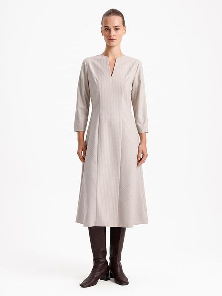 BGN Sukienka w kolorze jasnoszarym rozmiar: 40. Szare sukienki BGN, na imprezę, bez wzorów, bez kołnierzyka, bez ramiączek, midi. Za 140.20 zł.