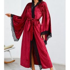 Szlafrok maxi z miękkiego materiału na chłodne wieczory Diamanta. Czarne szlafroki damskie Intica, l, bez wzorów, z materiału, bez ramiączek, długie. Za 169.00 zł.