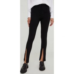 Answear Lab spodnie damskie kolor czarny dopasowane high waist. Czarne spodnie materiałowe Answear Lab, bez wzorów, z materiału, z podwyższonym stanem. Za 159.99 zł.