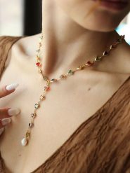 L'Atelier de Gaia Pozłacany naszyjnik z kryształami i perłą - dł. 42 cm rozmiar: onesize. Białe naszyjniki L'Atelier de Gaia, z materiału, z kryształem, pozłacane. Za 87.40 zł.