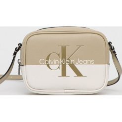 Calvin Klein Jeans torebka K60K609775.9BYY kolor beżowy. Brązowe listonoszki Calvin Klein Jeans, bez wzorów, z jeansu, bez dodatków. Za 299.99 zł.
