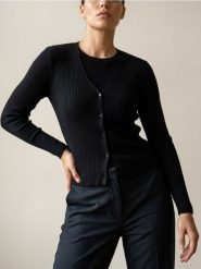 Prążkowany kardigan zapinany na guziki - czarny. Czarne swetry Sinsay, l, bez wzorów, prążkowane, bez ramiączek. Za 39.99 zł.