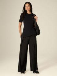 4F Spodnie dresowe z szerokimi nogawkami damskie - czarne XL. Czarne spodnie dresowe 4f, bez wzorów, z dresówki. Za 159.99 zł.
