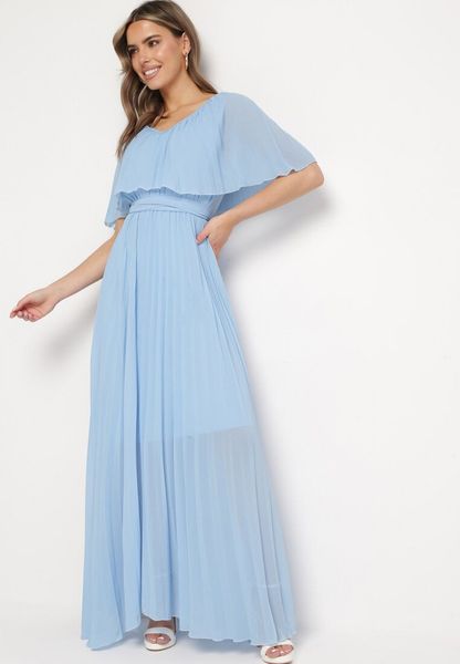Niebieska Sukienka Plisowana z Szeroką Falbaną Przy Dekolcie Dinara. Niebieskie sukienki Born2be, na imprezę, m, bez wzorów, bez kołnierzyka, bez ramiączek, maxi. Za 169.99 zł.