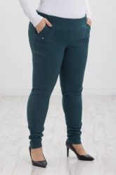 Klasyczne spodnie Nita ze zwężoną nogawką w morskim kolorze PLUS SIZE XXL. Zielone spodnie materiałowe Nasi partnerzy, bez wzorów, z elastanu, biznesowe, krótkie. Za 159.90 zł.