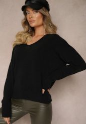 Czarny Sweter z Trójkątnym Dekoltem Vititana. Czarne swetry Renee, m, z aplikacjami, z jeansu, casualowe, bez ramiączek. W wyprzedaży za 103.99 zł.