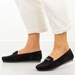 Czarne skórzane mokasyny damskie S.Barski 7029. Czarne mokasyny S.BARSKI, bez wzorów, z jeansu, z okrągłym noskiem. Za 229.00 zł.