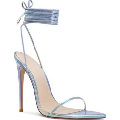 FEMME LOS ANGELES - Opalizujące sandały na szpilce Luce Minimale Plata. Niebieskie sandały FEMME Los Angeles, bez wzorów, bez obcasa, na obcasie, bez zapięcia. W wyprzedaży za 884.00 zł.