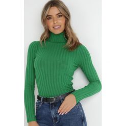 Ciemnozielony Golf Minta. Zielone swetry Born2be, na jesień, s, bez wzorów, z dzianiny, bez ramiączek. W wyprzedaży za 55.99 zł.