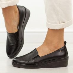 Czarne skórzane półbuty damskie Vinceza 39988. Czarne półbuty wsuwane VINCEZA, na jesień, w ażurowe wzory, z jeansu, eleganckie, z okrągłym noskiem, bez obcasa, na koturnie. Za 219.00 zł.