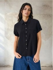 Wiskozowa koszula z ozdobnymi guzikami - czarny. Czarne koszule Sinsay, l, bez wzorów, z wiskozy, bez kołnierzyka, bez ramiączek. Za 25.99 zł.